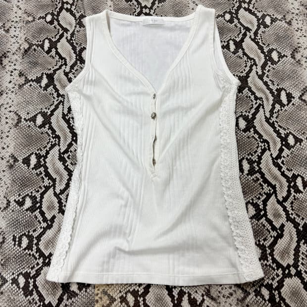 “Vintage” White Lace Detail Slim Fit Sle