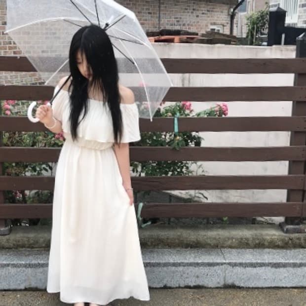 신민아 무드.. 오프숄더 화이트 롱원피스