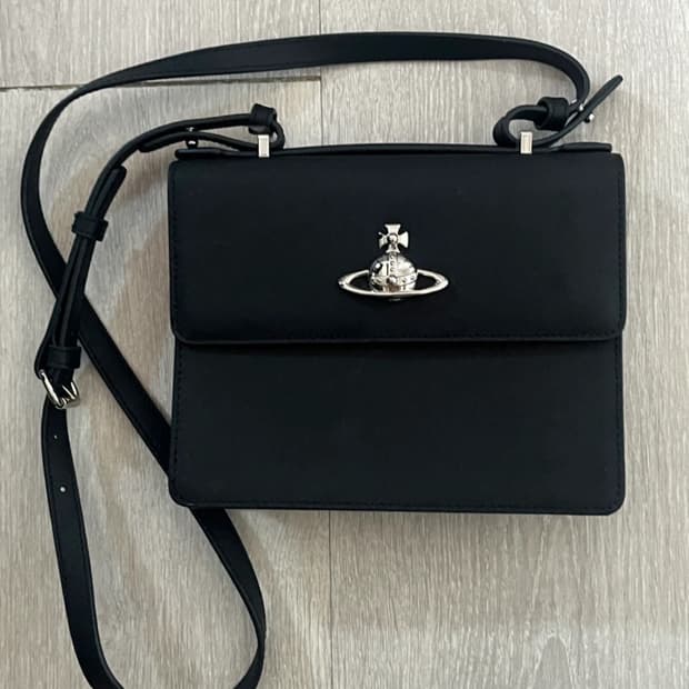 급처) 비비안웨스트우드 블랙 크로스백
