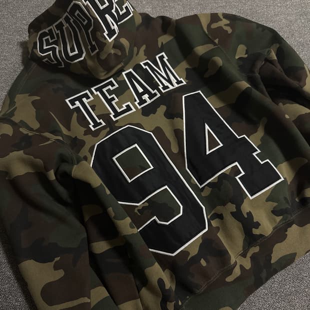 슈프림 팀 94 후드 스웨트셔츠 우드랜드 카모 - 25SS