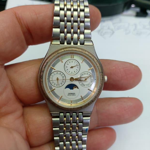 Omron 브랜드의 문페이즈 쿼츠 시계