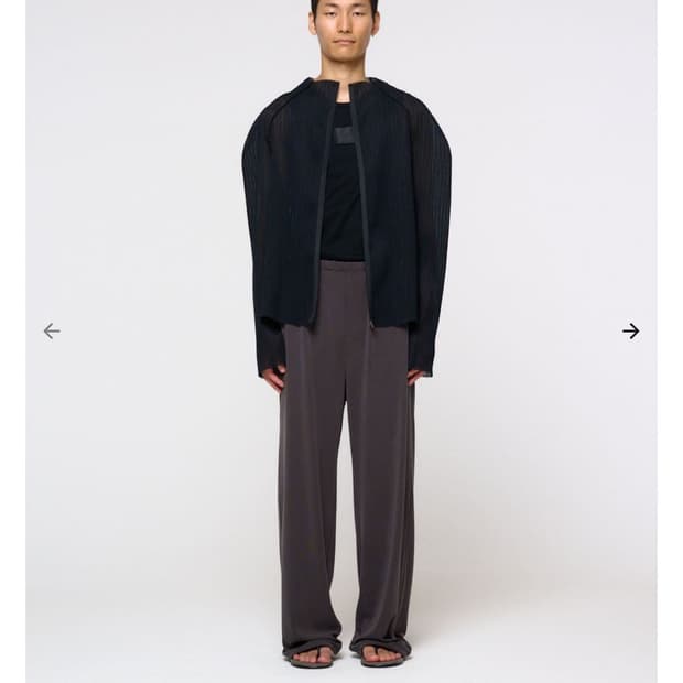 아모멘토 26ss 플리츠점퍼 라지 삽니다.