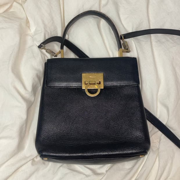 페라가모 금장 간치니 켈리 탑 핸드백