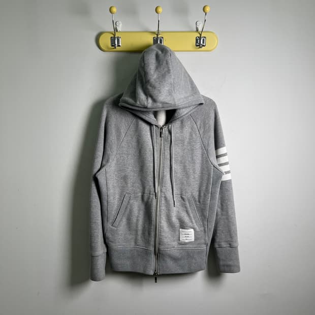 THOM BROWNE 톰브라운 사선 완장 클래식 후드 집업 