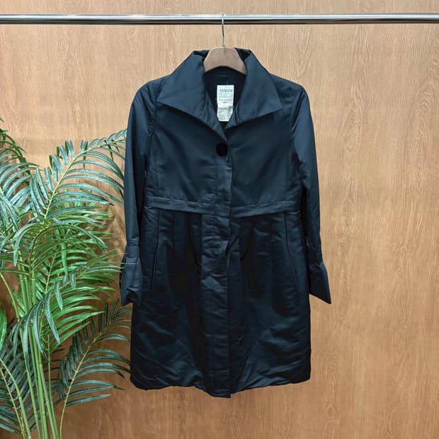 아르마니 꼴레지오니 새틴 나일론 퍼프 코트 플리츠 주름 디테일 블랙