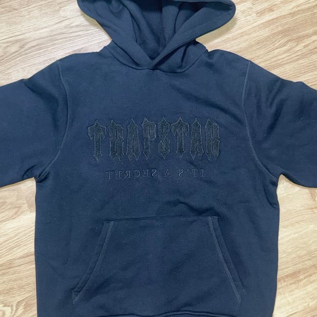트랩스타 블랙아웃 자수 후드티