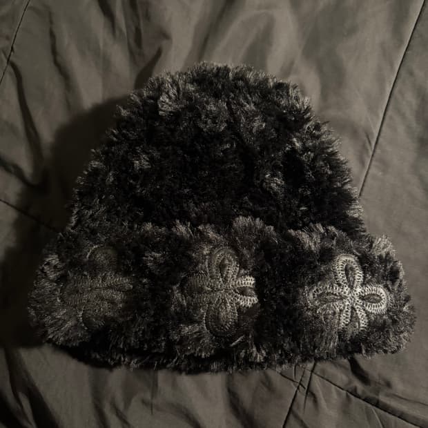 써저리 레더 패치 퍼 비니 블랙