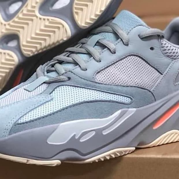 아디다스 이지 부스트 700 이너시아