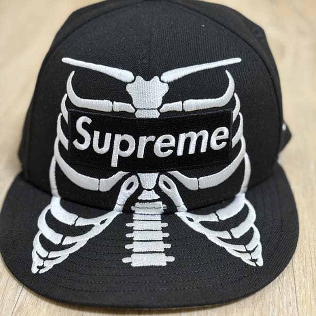 슈프림 뉴에라 콜라보 본즈 박스 로고 캡 