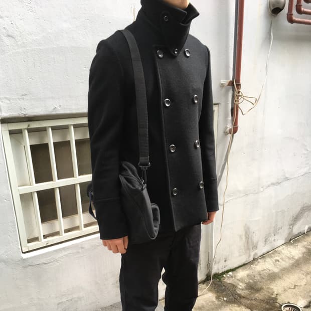 어태치먼트 하이넥 코트