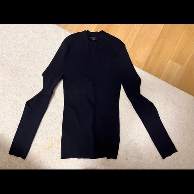 COS 네이비 엘보우홀 슬림핏 니트