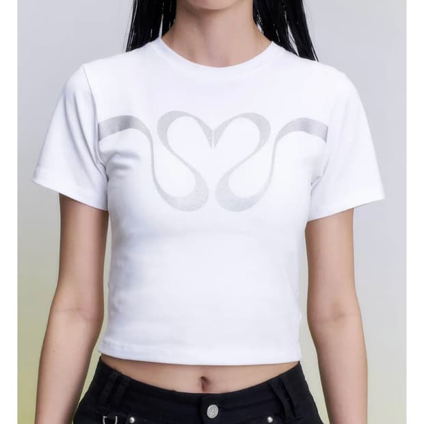 일리고 시그니처 하트 크롭 티셔츠 반팔