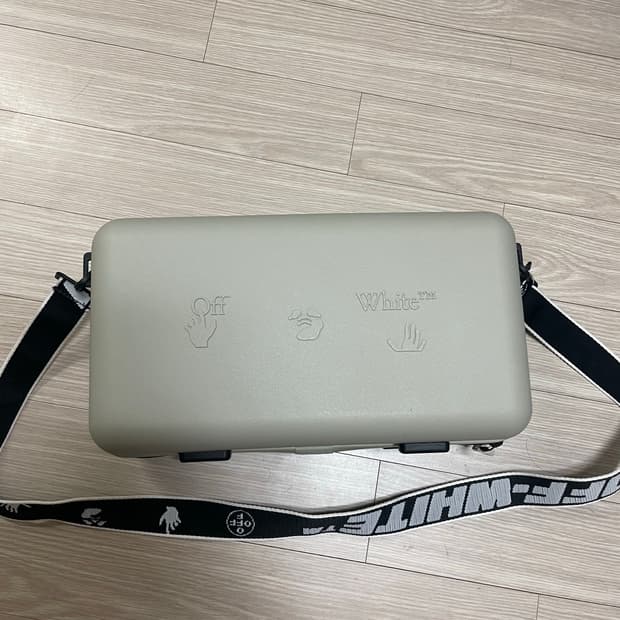 오프화이트 아모레퍼시픽 가방
