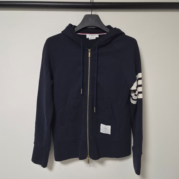 [3] 톰브라운 후드집업 금장 