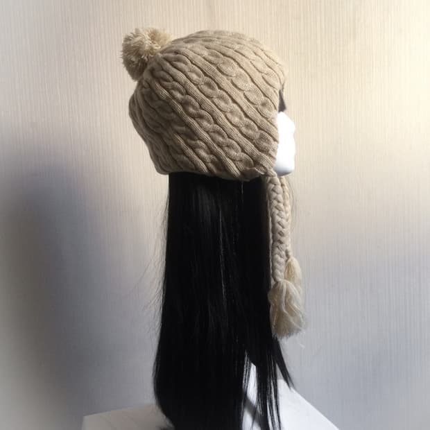 Pom cable pattern beanie