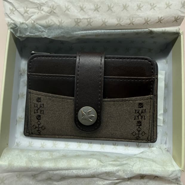 더콜디스트모먼트 스웨이드 버클 카드지갑 브라운