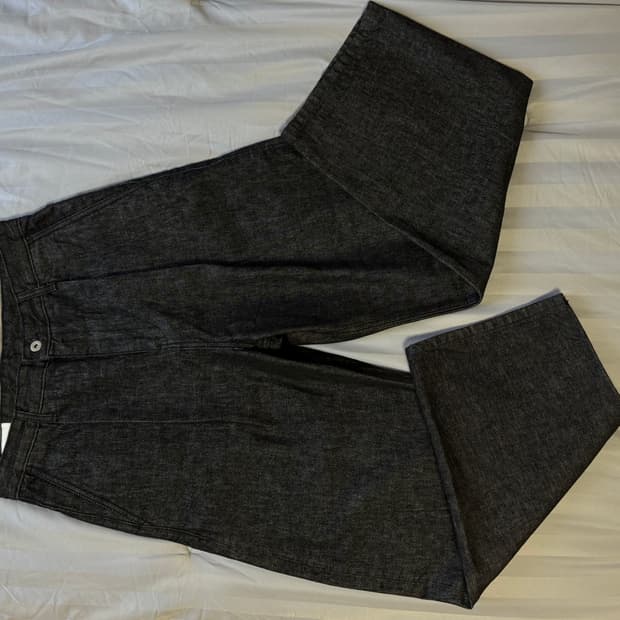 아트이프액츠 원턱 커브드 데님 팬츠 워시드 블랙