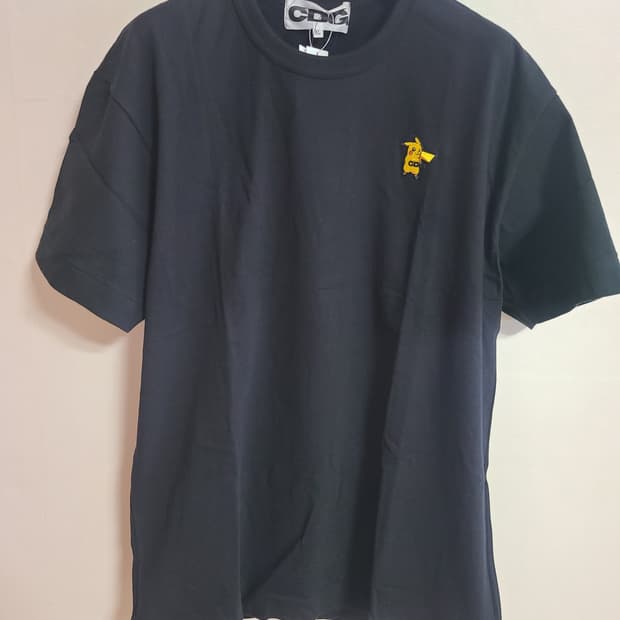 꼼데가르송 피카츄 콜라보 반팔티 
