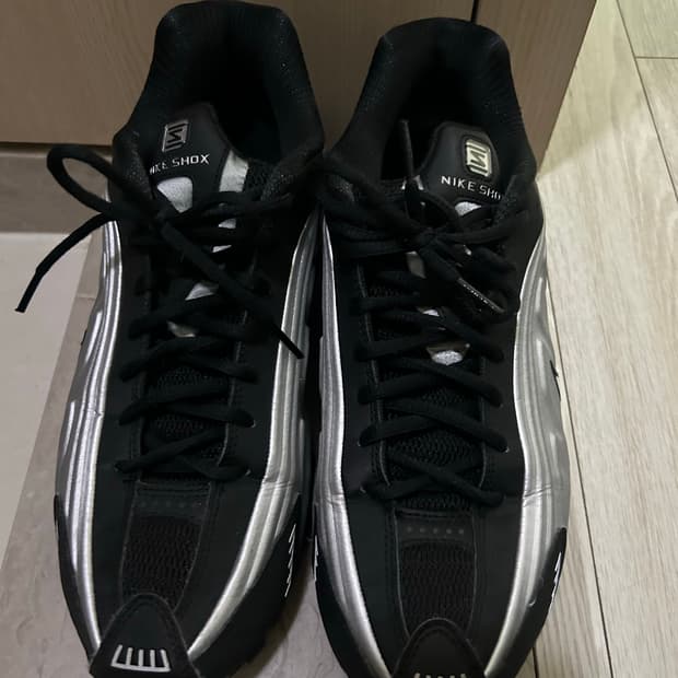 나이키 샥스 r4 메탈릭 실버 앤 블랙 블루