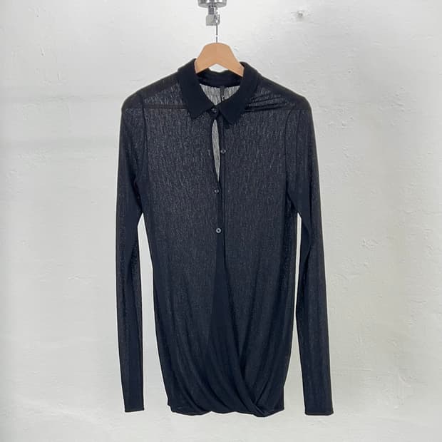 트랜짓 블랙 리브 비스코스 드레이프 메쉬 카라 넥 셔츠