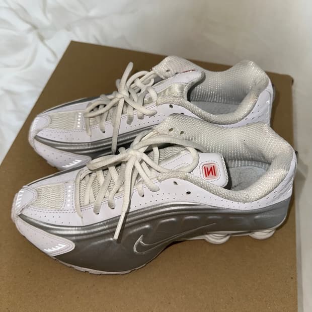 나이키 샥스 R4 화이트 메탈릭 실버