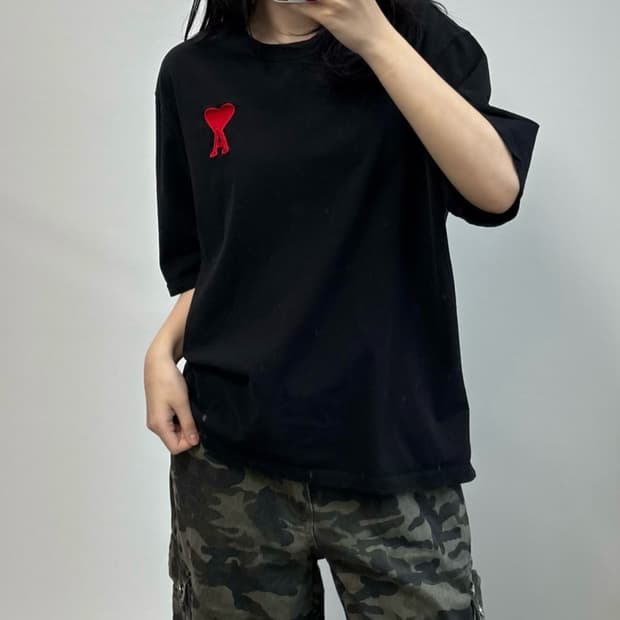 아미 자수 블랙 반팔 티셔츠