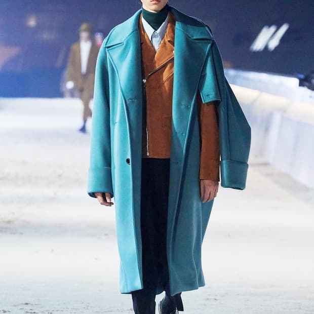 (새상품)솔리드옴므 30주년 런웨이 블랙 코트 46사이즈