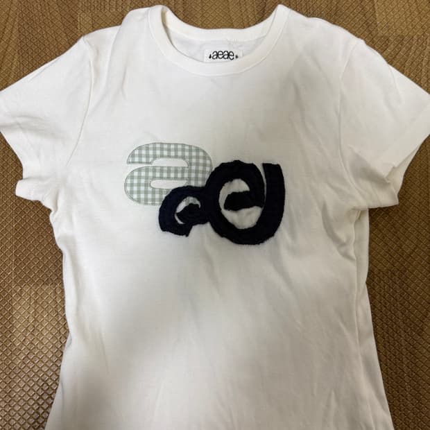 aeae APPLIQUE LOGO TEE [WHITE]