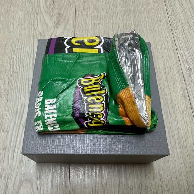 발렌시아가 칩스 반지갑 판매합니다. 
