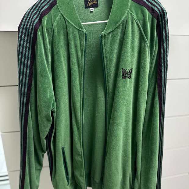 니들스 R.C 벨루어 트랙 자켓 판매합니다.