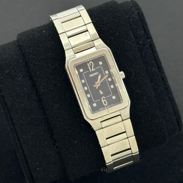 세이코 루키아 렉탱귤러 네이비 쿼츠 시계