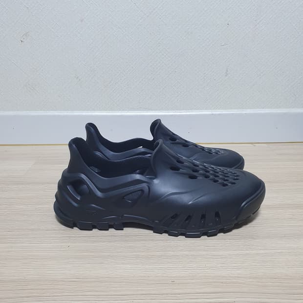 반스 아마존 파쿠 캐비어 블랙 샌들 260