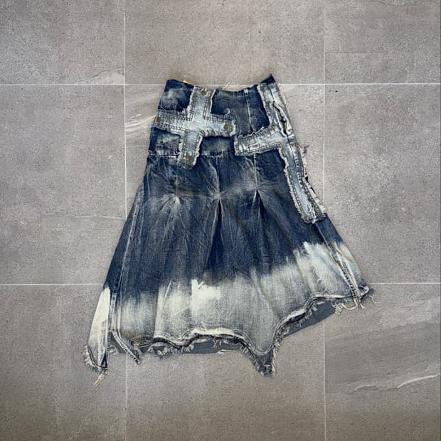 Washing denim grunge cross patch skirt