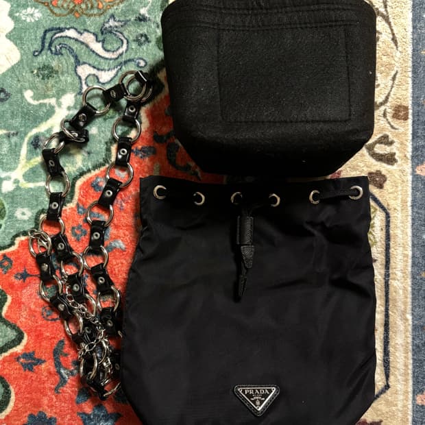 프라다 복조리 버킷 크로스백