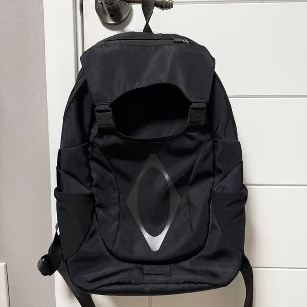 미스치프 버클 플랩 백팩 블랙