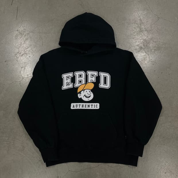 이벳필드 블랙 컬러 빅로고 후드티
