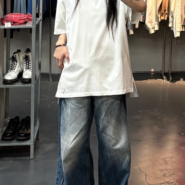 톰브라운 화이트 삼선 하단 트임 디테일 티셔츠 A3835