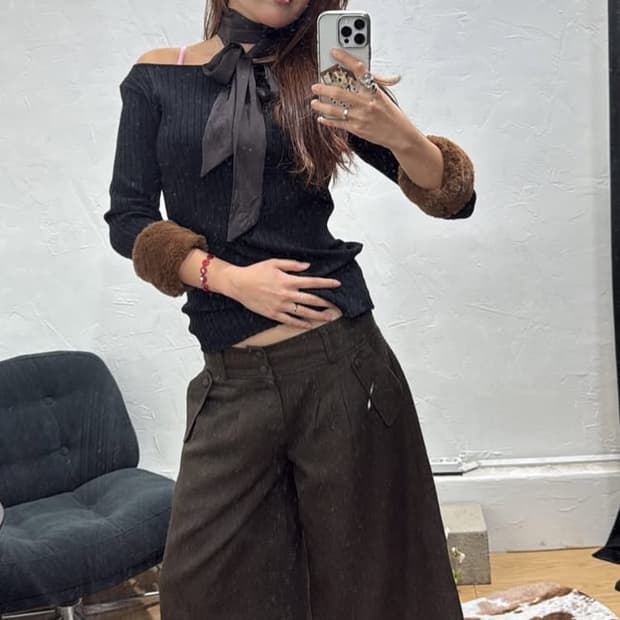 원숄더 퍼 소매 디테일 골지 니트 탑