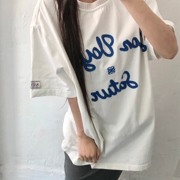 Satur 세터 보야지 자수로고 티셔츠