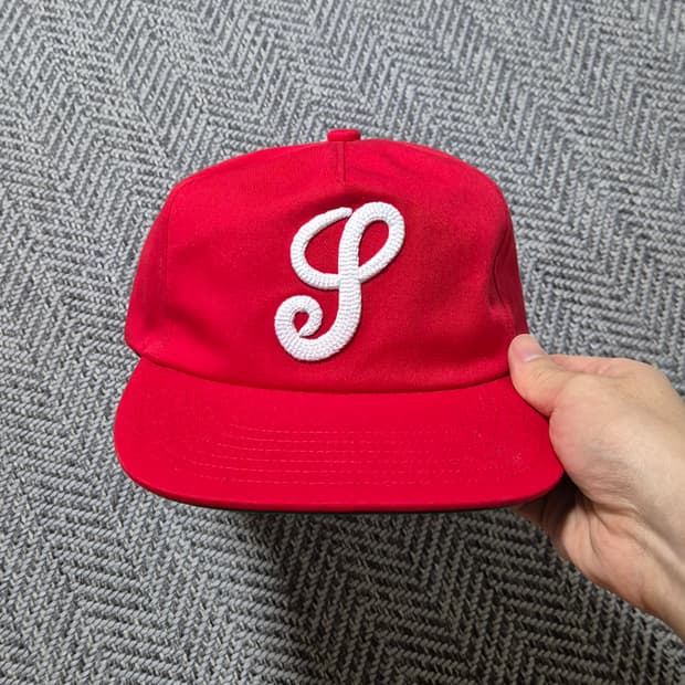 Spread signature cap red