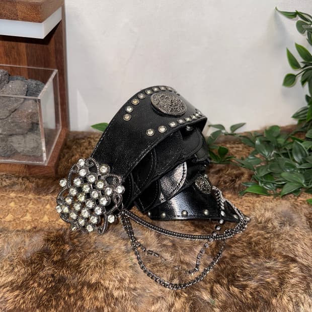 Black cubic chain buckle belt