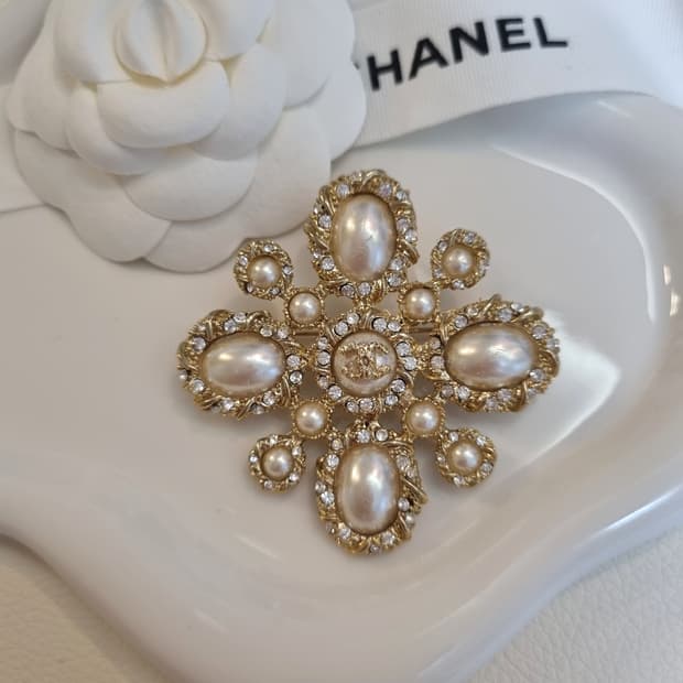 샤넬 엔틱진주 꼬임 CC 브로치 업사이클링