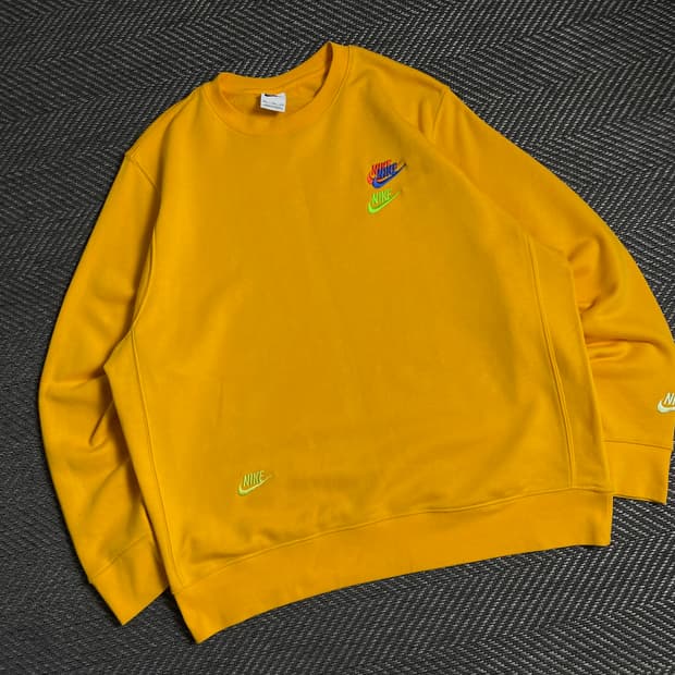 나이키 NSW 퓨추라 멀티 스우시 프렌치 테리 맨투맨 옐로우o 4855
