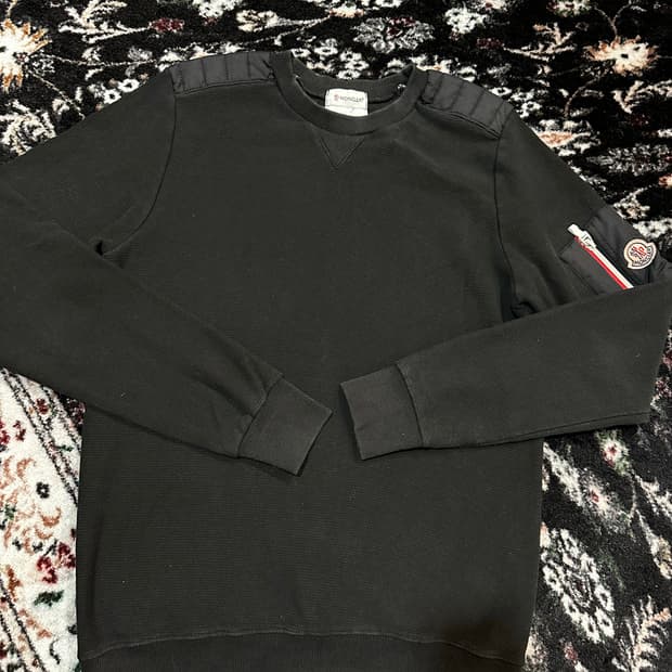 몽클레어 패디드 숄더 맨투맨 블랙