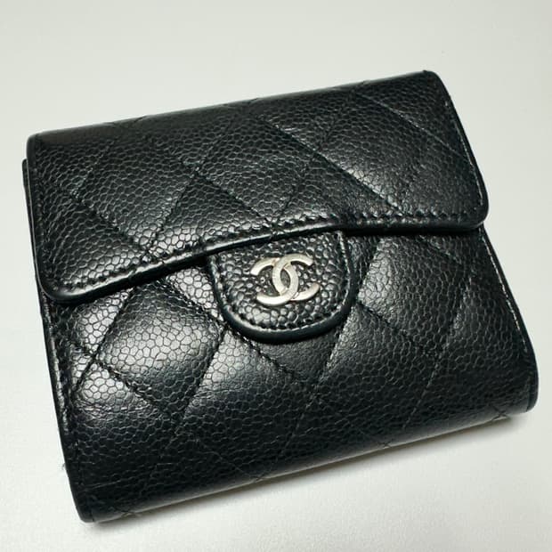 샤넬 클래식 캐비어 반지갑 블랙 은장 풀구성 