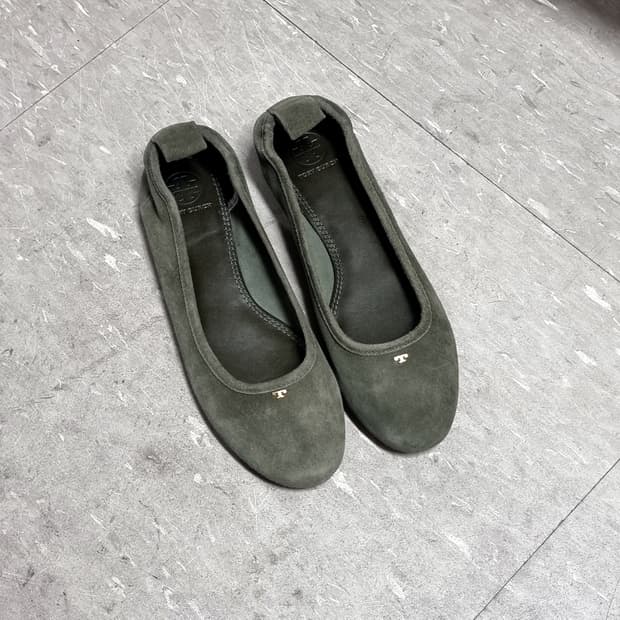 토리버치 올리브컬러 스웨이드 플랫슈즈 단화 구두 슈즈 (235/6.5)