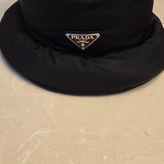 (새상품) 프라다 리나일론 패딩 버킷햇 (L, 59cm)
