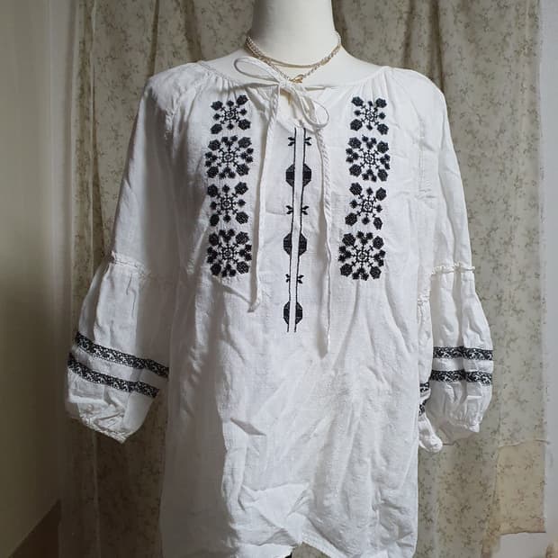 [히피룩] 화이트 자수 블라우스 셔츠