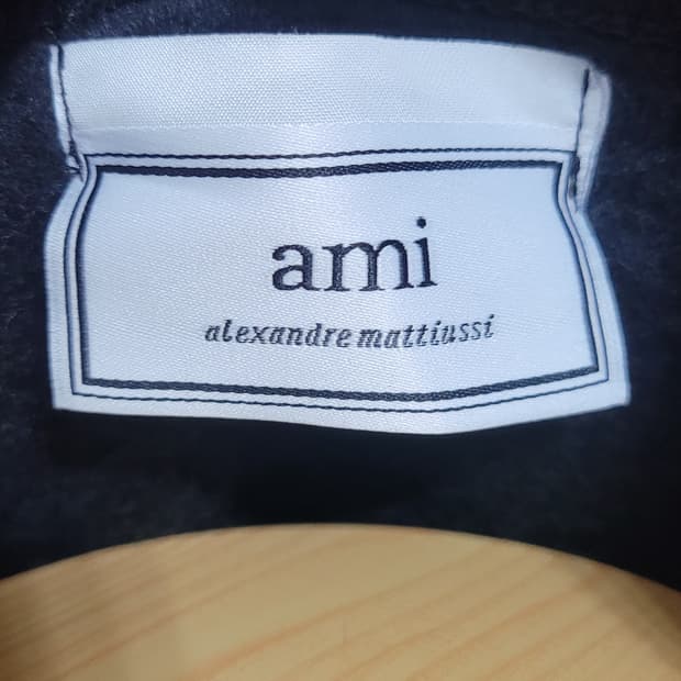 (남성105-110사이즈) 아미 로고 선명한 블랙 맨투맨(기모)