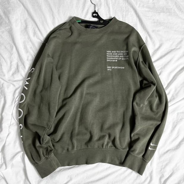 나이키 스우시 카키 레터링 맨투맨